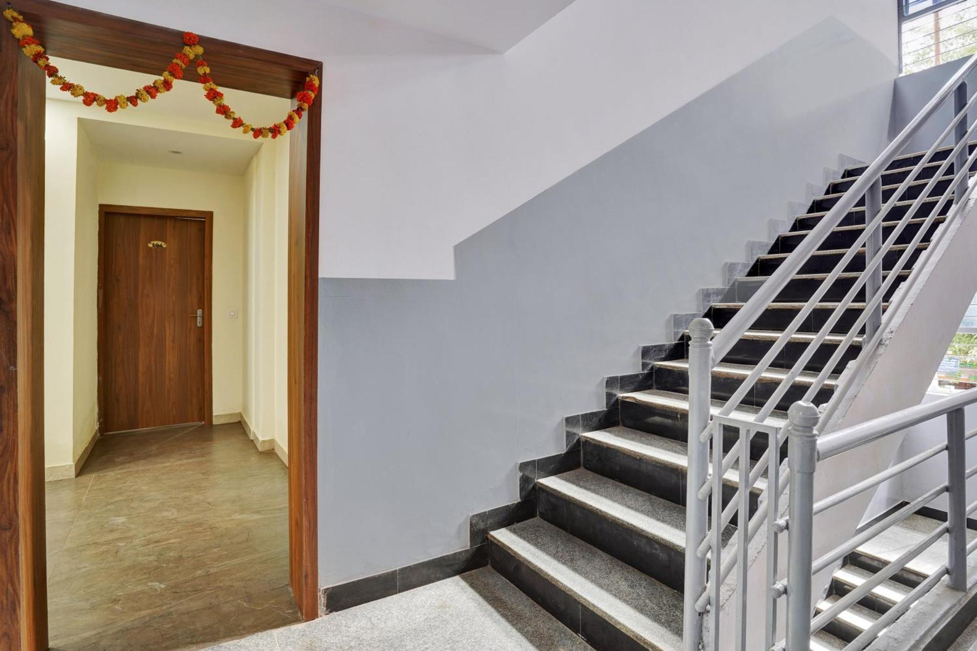 Hotel O Gayathri Metro Deluxe Bangalore Buitenkant foto
